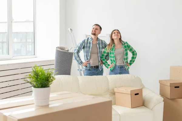 Familj, ny lägenhet och omlokalisering koncept - unga par som flyttar i nya hus — Stockfoto