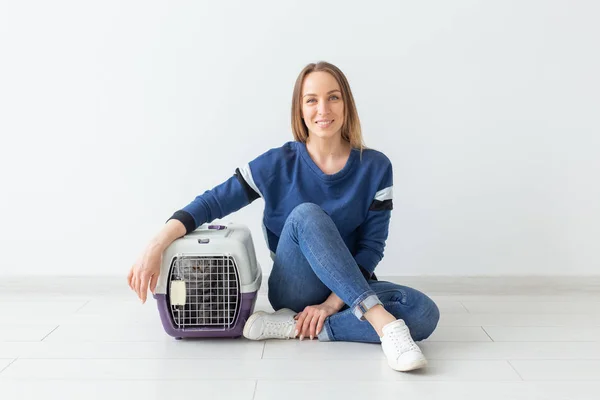 Belle femme positive et beau chat écossais gris plier dans son nouvel appartement après le déménagement. Réchauffement et animaux de compagnie concept . — Photo