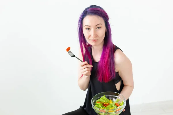 Вид зверху на молоду азіатську дівчину-хіпстера, яка їсть легкий овочевий салат після тренування вдома. Концепція схуднення та здорового способу життя . — стокове фото