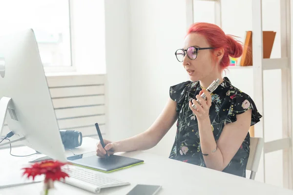 Kreative, Grafikdesignerin, People-Konzept - junge kreative Frau raucht Vape, während sie an einem Grafik-Tablet arbeitet — Stockfoto