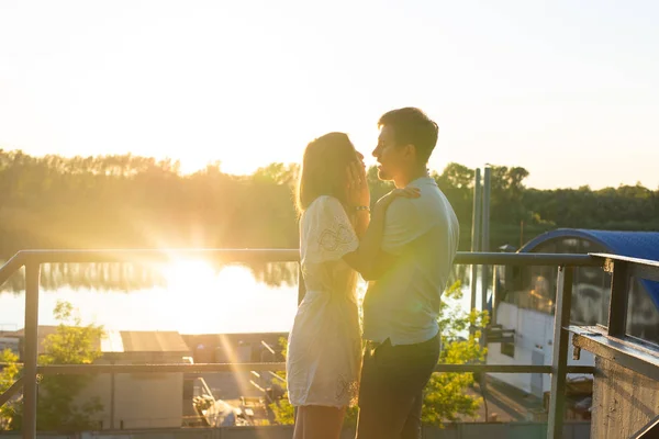 Homme et femme étreignant au coucher du soleil sur la nature. Couple en étreinte romantique — Photo