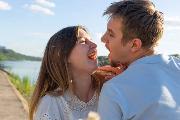 Crazy roliga romantiska par på natur bakgrund. Attraktiv ung kvinna och stilig man gör Selfie — Stockfoto