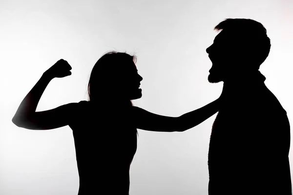 Violência doméstica e conceito de abuso - Silhueta de uma mulher batendo um homem — Fotografia de Stock