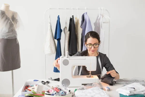 Dressmaker, fashion, tailor and people concept - jeune créatrice de mode travaillant dans son showroom — Photo