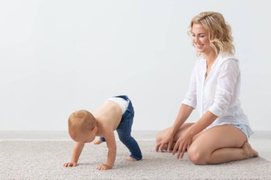 Sevimli tek anne ve çocuk kız evde kapalı birlikte oynuyor