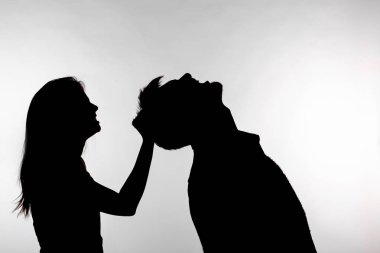 Aile içi şiddet ve istismar kavramı - Bir adam tokat bir kadının silueti