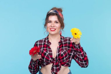 Yaz, pin-up ve eğlenceli kavram - mavi arka plan üzerinde gerberas ile güzel kadın