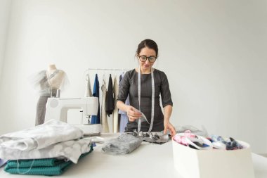 insanlar, moda ve showroom konsept - genç moda tasarımcısı onu showroom