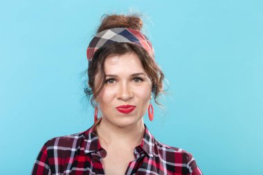 pin-up, model ve güzellik konsepti - mavi arka plan üzerinde pin-up tarzı genç kadın