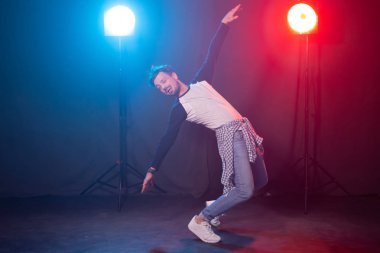 Dans, hip-hop ve Reggaeton kavramı-ışıklar üzerinde dans genç adam.