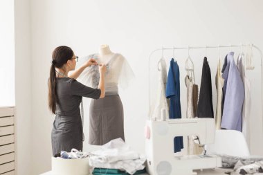 Terzi, teknolojiler, moda tasarımcısı ve terzi kavramı - onun galeride çalışan genç kadın moda tasarımcısı