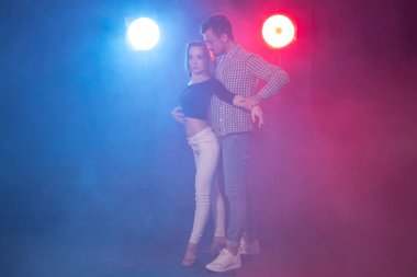 Sosyal dans, kizomba, salsa ve semba kavramı - genç güzel çift karanlıkta bachata veya salsa dans