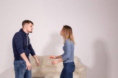 insanlar, şiddet ve istismar kavramı - kızgın adam kadın isabet