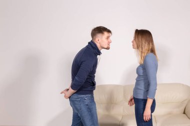 insanlar, ev şiddet ve taciz kavramı - genç çift birbirine çığlık