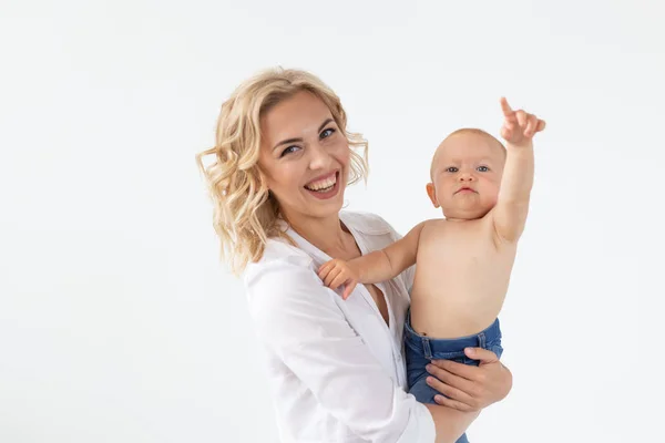 Dětství, mateřství a rodinný koncept-portrét šťastné matky drží dítě — Stock fotografie