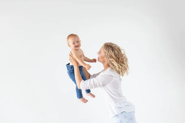 Conceito de infância, maternidade e família - Retrato mãe feliz segura seu bebê — Fotografia de Stock