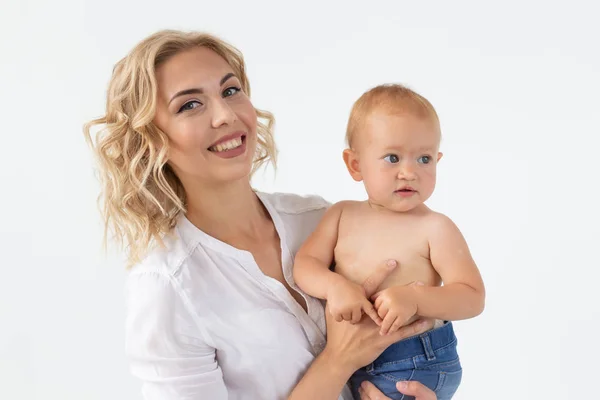Kindertijd, moederschap en familieconcept-portret gelukkig moeder houdt haar baby — Stockfoto