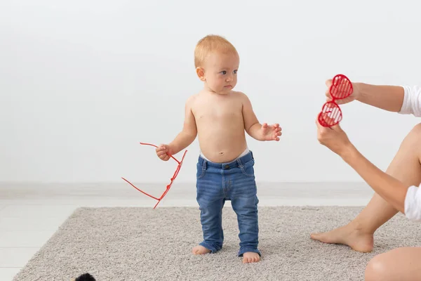 Cute single mother and kid girl playing together indoor at home — Stock Photo, Image