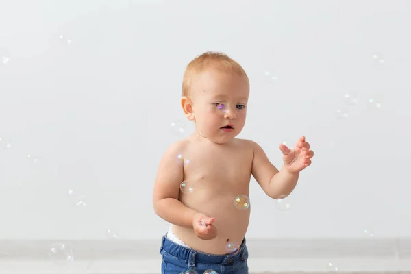 Childhood, babyhood, emotions and people concept - close up of happy little baby boy or girl at home — Stock Photo, Image