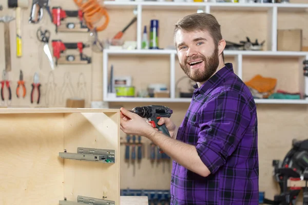 Productie, kleine bedrijven en werknemers concept-man werken aan de meubelfabriek — Stockfoto