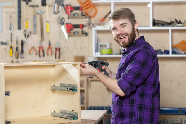 Tillverkning, små och medelstoraföretag och arbetarkoncept-man som arbetar på möbelfabriken — Stockfoto