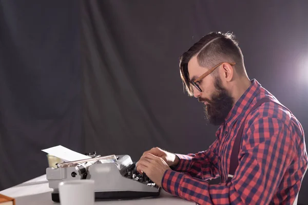 Concepto de personas y tecnología - Retrato de escritor trabajando en máquina de escribir — Foto de Stock