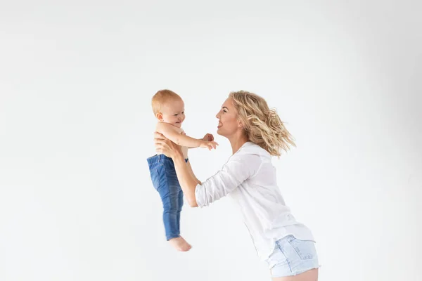 Madre feliz con adorable bebé sobre fondo blanco — Foto de Stock