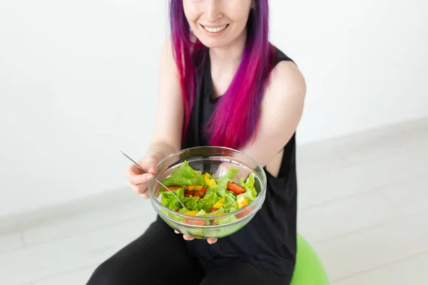 Gros plan de la jeune fille fitness tenant une salade de légumes. Concept de style de vie sportif et bonne nutrition . — Photo