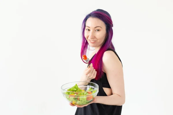 Молода азіатська фітнес-дівчина з кольоровим волоссям тримає в руках овочевий салат. Концепція здорового харчування . — стокове фото