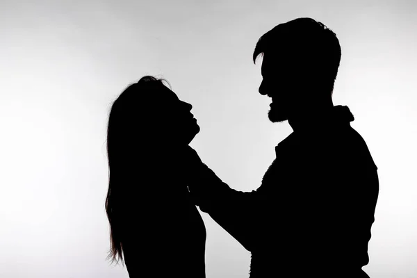 Concetto di violenza domestica e abuso - Silhouette di un uomo che asfissia una donna — Foto Stock