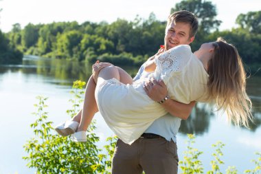 Genç çift aşık açık. Genç şık moda çift yaz aylarında poz çarpıcı şehvetli açık portresi