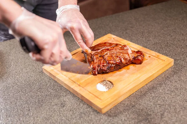 おいしい食べ物、工芸コンセプト - 馬の肉のステーキを切る男 — ストック写真