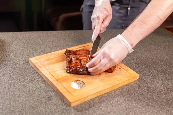 おいしい食べ物、工芸コンセプト - 馬ステーキを切る男 — ストック写真
