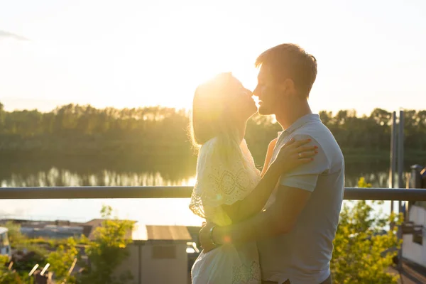 Wunderbare junge Paar umarmen und genießen das Leben zusammen mit natürlichen Outdoor-Freizeitaktivitäten Lebensstil in der Natur und den Sonnenuntergang im Gegenlicht. — Stockfoto