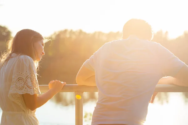 Wunderbares junges Paar genießt das Zusammenleben mit natürlicher Freizeitaktivität in der Natur und den Sonnenuntergang im Gegenlicht. — Stockfoto