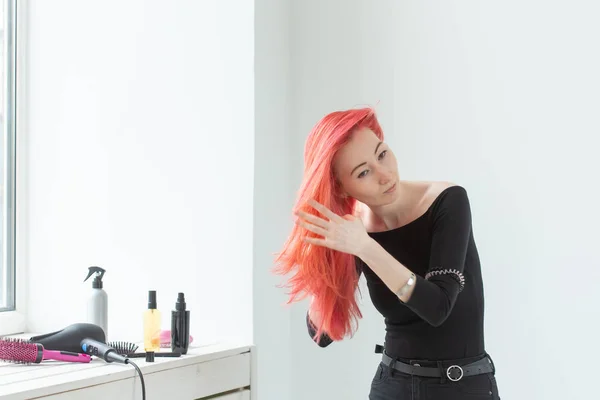 Schöne stilvolle Mädchen mit glänzenden roten glatten langen Haaren. Pflege- und Haarprodukte. — Stockfoto