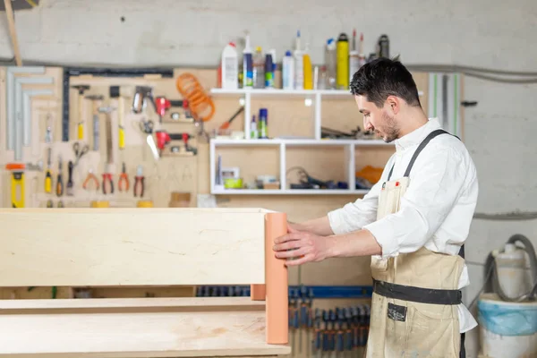 Meubelfabriek, kleine bedrijven, Business concept-man worker bij de meubelproductie — Stockfoto