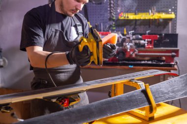 Atölye kayak servisi kayak tamir iş elbise tamircisi bir adam