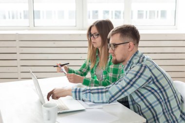 Evli çift şaşırdı. Koca ve karısı bir daire ödemek için faturaları düşünüyor ve bir dizüstü bilgisayar kendi ev muhasebe sonuçları aşağı yazarak alınan miktarın şok vardır.