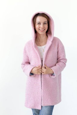 Neşeli genç ince kadın beyaz arka plan üzerinde başlık ile pembe ceket poz. Şık benzersiz şeyler için aşk kavramı.
