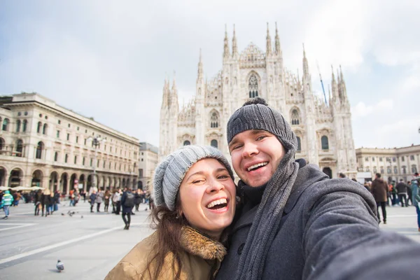 Ταξίδια, Ιταλία και αστεία ζευγάρι έννοια - χαρούμενων τουριστών λήψη αυτοπροσωπογραφία με περιστέρια μπροστά στον καθεδρικό ναό Duomo, Μιλάνο — Φωτογραφία Αρχείου