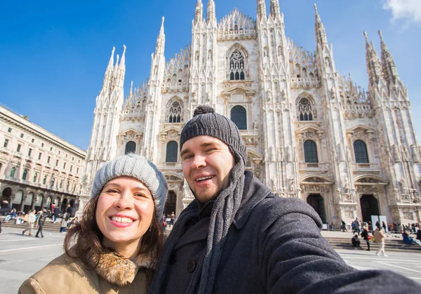 Milano Duomo Meydanı'nda kendi kendine portre çekici çift. Seyahat ve ilişki kavramı — Stok fotoğraf