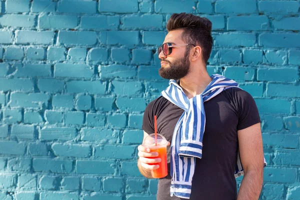 Retrato de un joven y elegante árabe hipster macho con jugo. Vacaciones urbanas en el concepto de fin de semana . — Foto de Stock