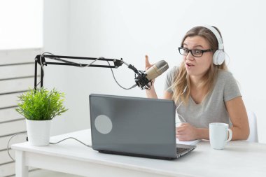 Podcasting, müzik ve radyo konsepti - kadın radyoda konuşan, bir sunucu olarak çalışan