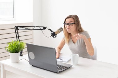 Müzik, dj, bloglama ve yayın konsepti - Komik bir ifade ile Kadın radyo sunucusu