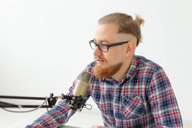 Radyo host kavramı - Radyo istasyonunda radyo sunucusu olarak çalışan yakışıklı adamın yakın çekim