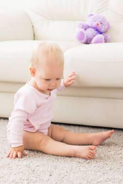 Çocuk, çocukluk ve çocuk kavramı - güzel gülümseyen bebek oturma