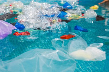 Çöp sorunu, plastik geri dönüşüm, kirlilik ve çevre kavramı - Su ortamında plastik çöp kirliliği.