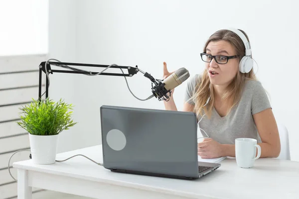 Podcasting, música y concepto de radio - mujer hablando en la radio, trabajando como presentadora — Foto de Stock