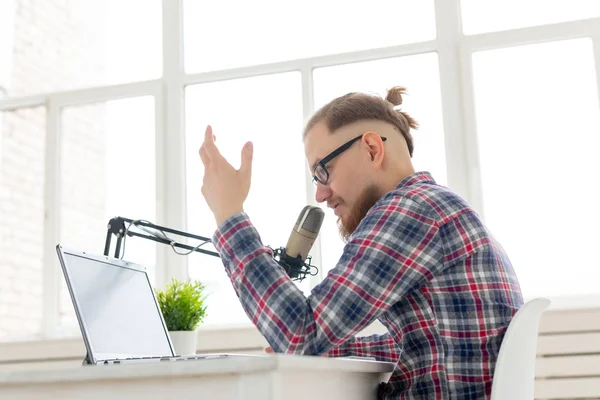 Radio, DJ, blogging y el concepto de la gente - Sonriente hombre sentado frente al micrófono, host en la radio — Foto de Stock